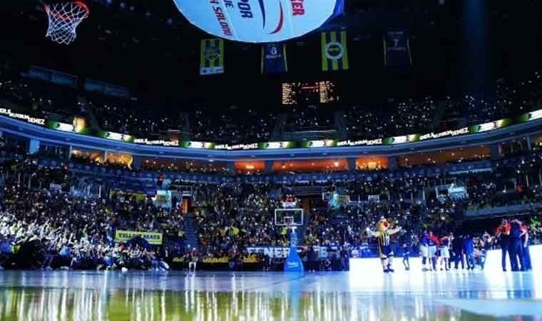 Fenerbahçe taraftarından geceye damga vuran pankart