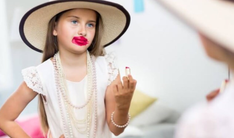 ‘Beğenilme kaygısı’ makyaja itiyor: ‘İnfluencer’ olma çocuk yaşa düştü