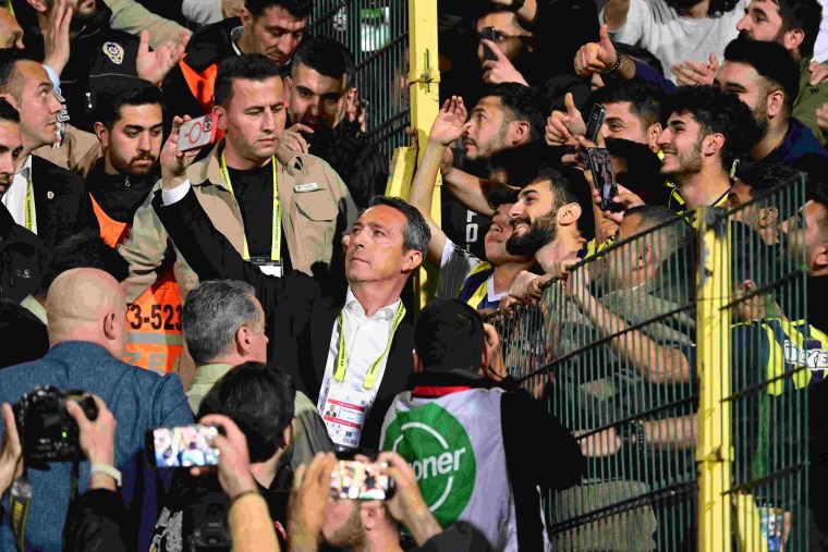 Fenerbahçe Şanlıurfa'da Galatasaray'la oynadığı Süper Kupa finalinde sahadan çekildi