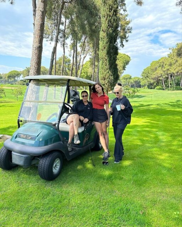 Kaya Çilingiroğlu ile bayram tatilinde olan Hülya Avşar'dan 'golf' paylaşımı