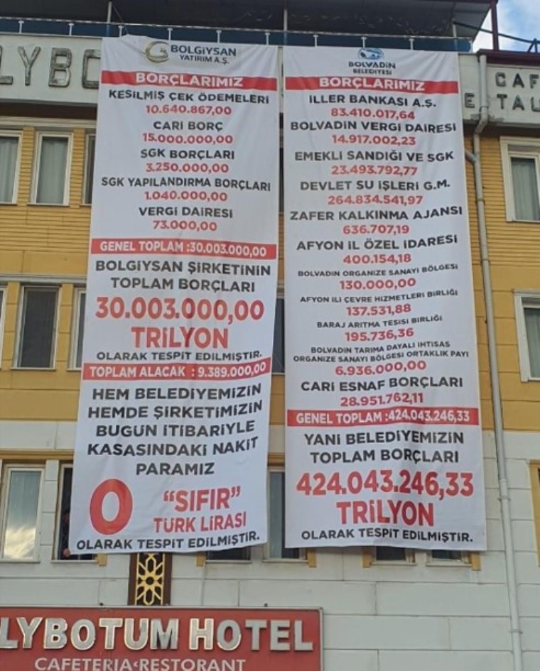 Belediye binasına pankart astılar: MHP'li yeni başkan AKP'li başkanın borçlarını 'duyurdu'