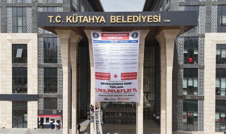 Kütahya Belediye Başkanı Eyüp Kahveci MHP'den devraldığı borçları belediye binasına astı