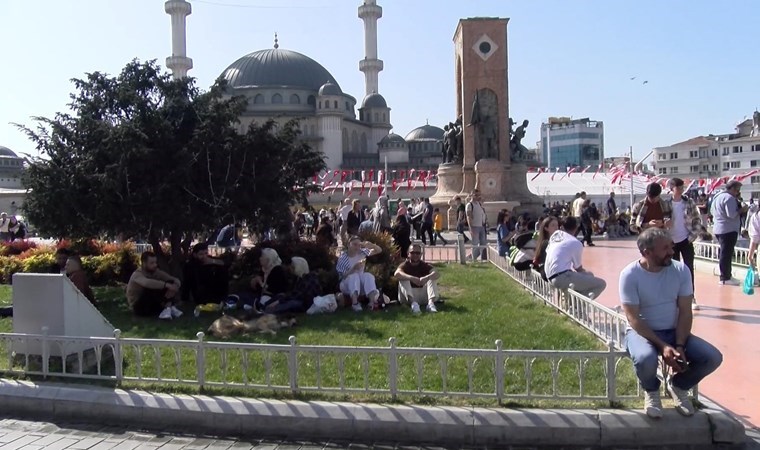 Yerli ve yabancı turist akını… Bayramın son gününde İstiklal Caddesi'nde insan seli