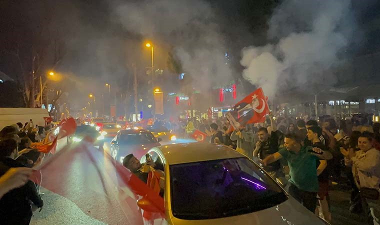 İstanbul'da yurttaşlar sokağa döküldü: Davullar, meşaleler, bayraklar... - Son Dakika Türkiye Haberleri | Cumhuriyet
