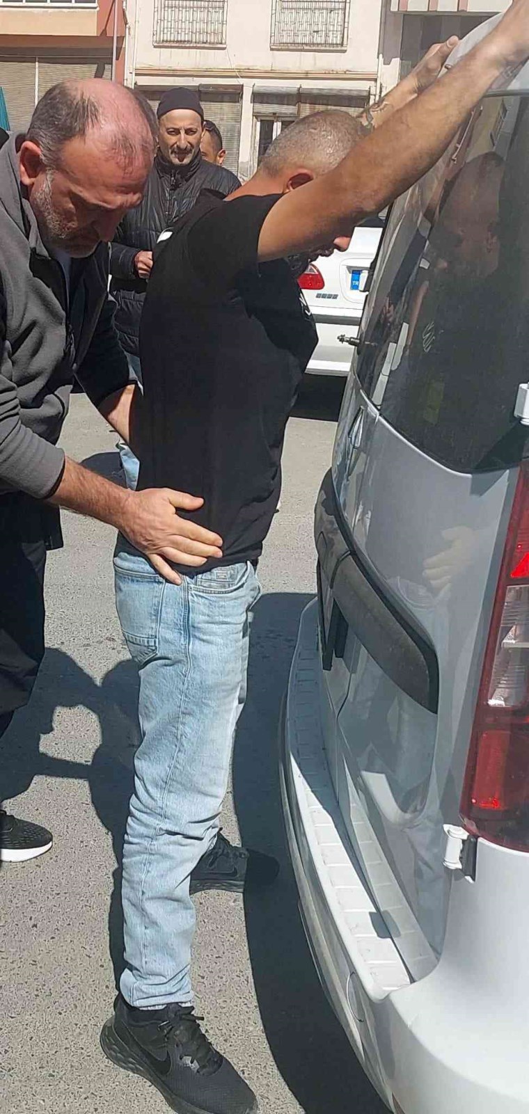 Samsun'da CHP'nin aracına taş ve bıçakla saldırıldı!