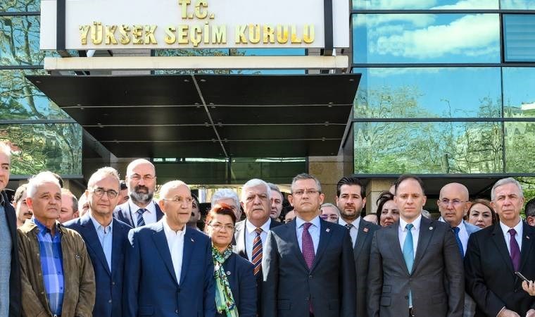 CHP lideri Özel, kurmaylarıyla Hatay’da oldubittiye itiraz etmek için YSK önüne gitti: ‘Ölülere oy attırılmış’