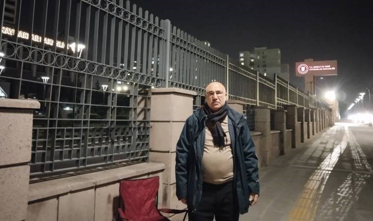 CHP’li milletvekilinden elektrik kesintilerine karşı bakanlık önünde oturma eylemi