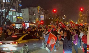 İstanbul'da yurttaşlar sokağa döküldü: Davullar, meşaleler, bayraklar… – Son Dakika Türkiye Haberleri | Cumhuriyet