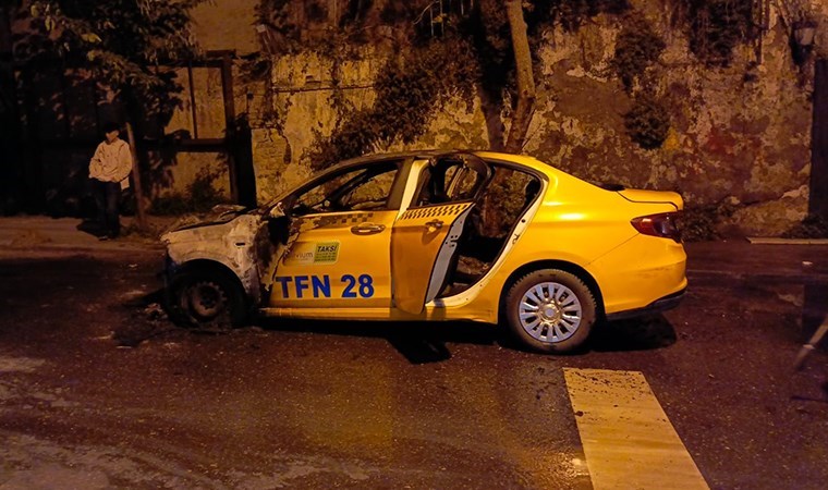 Fatih’te panik anları: Seyir halindeki taksi alev alev yandı!