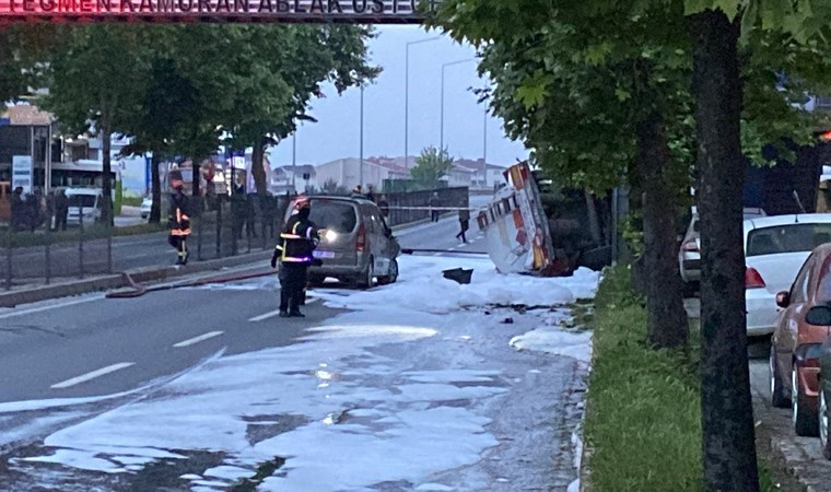 Benzin yüklü tanker kaza yaptı: Patlama riskine karşı D-130 Karayolu trafiğe kapatıldı, evler tahliye edildi