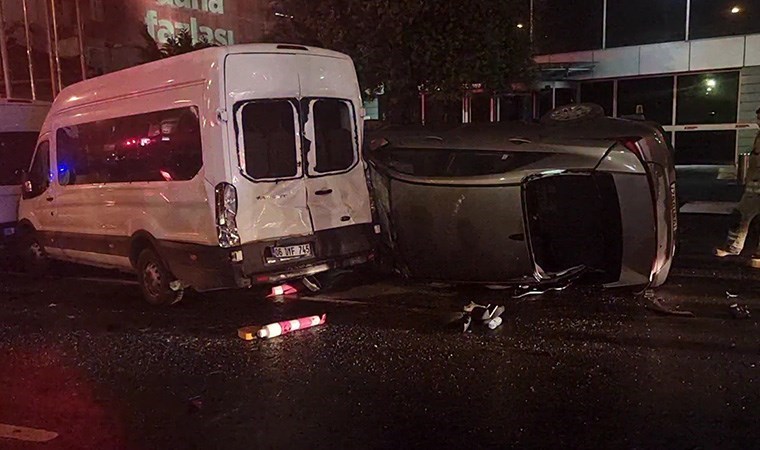 Sarıyer’de doğalgaz kutusuna çarpan otomobil takla attı: 2 yaralı