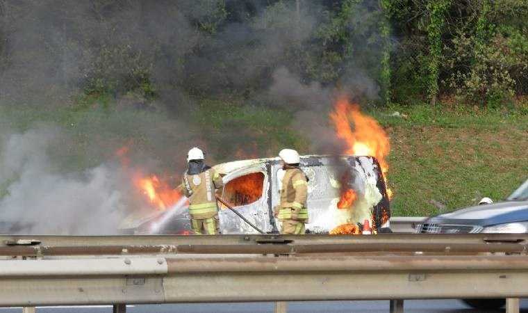 Hafif ticari araç alev alev yandı… ‘Söndüremedik’