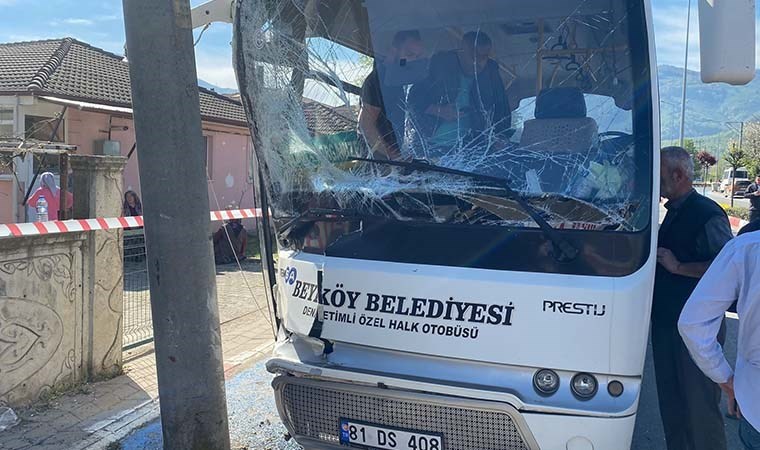 Halk otobüsü direğe çarptı… 12 kişi yaralandı!