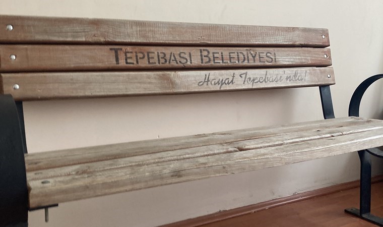 Tepebaşı Belediyesi aşk acısı yaşayan gençten çaldığı bankı istedi