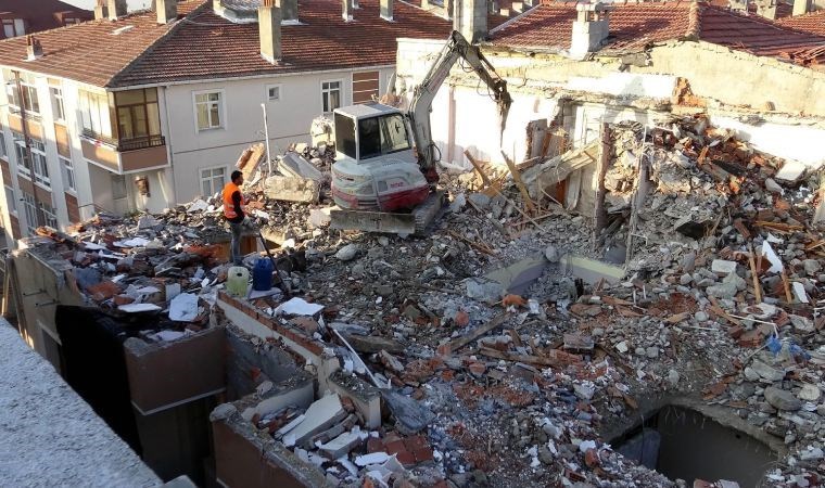 İstanbul’daki depreme karşı yeniden yapılan okullara yurttaşlardan ‘çalışmalar ağır gidiyor’ tepkisi