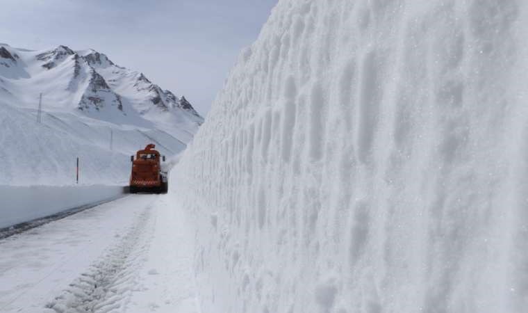 Van-Bahçesaray karayolunun 36 kilometresi ulaşıma açıldı
