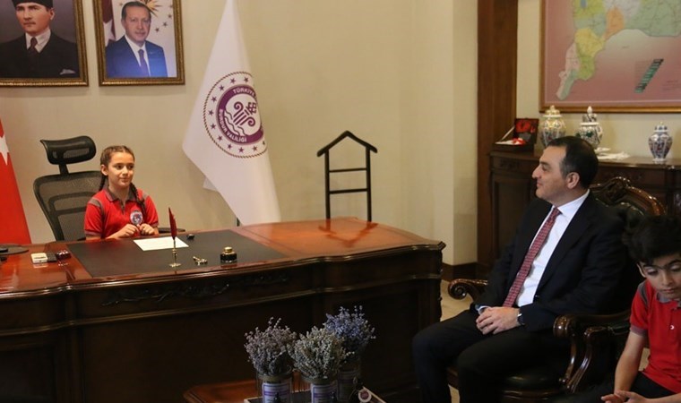 23 Nisan’da Vali koltuğuna oturan öğrencinin sözleri gündem oldu: ‘Bir gün bu koltuğa gerçekten oturunca…’