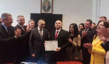 CHP'nin 47 yıl sonra kazandığı Amasya'da, Başkan Sevindi mazbatasını aldı – Son Dakika Siyaset Haberleri | Cumhuriyet