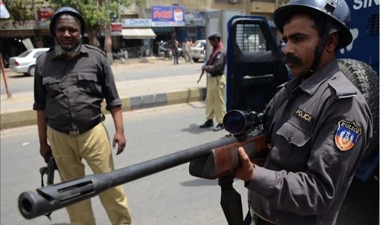 Pakistan’da silahlı saldırı: Polis hayatını kaybetti