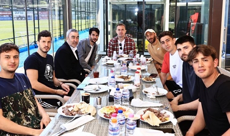 Beşiktaş’ta bayram buluşması: Samet Aybaba, futbolcularla bir araya geldi