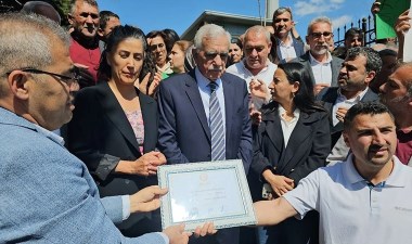 Mardin'de Ahmet Türk mazbatasını aldı: 'Hukuksuzluk devam ettiği müddetçe asla susmayacağız' – Son Dakika Siyaset Haberleri | Cumhuriyet
