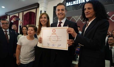 AKP'li başkan otobüs indirimlerini iptal etmişti… Ahmet Akın mazbatasını aldı 'indirime devam' dedi – Son Dakika Siyaset Haberleri | Cumhuriyet