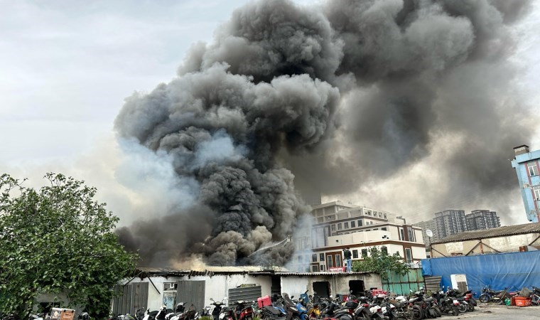 Esenyurt’ta fabrika yangını: 2 saat sonra kontrol altına alındı