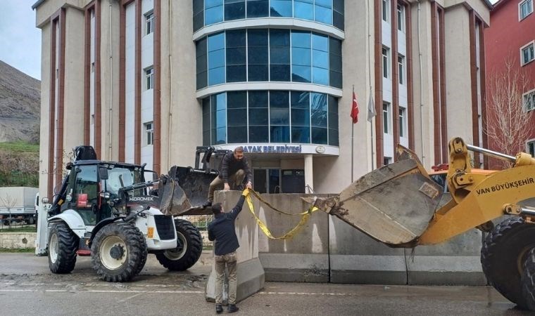 Çatak’ta belediye çevresindeki beton bariyerler kaldırıldı