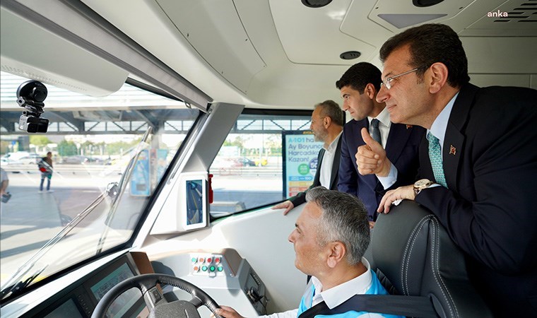 Ekrem İmamoğlu elektrikli metrobüsün test sürüşüne katıldı