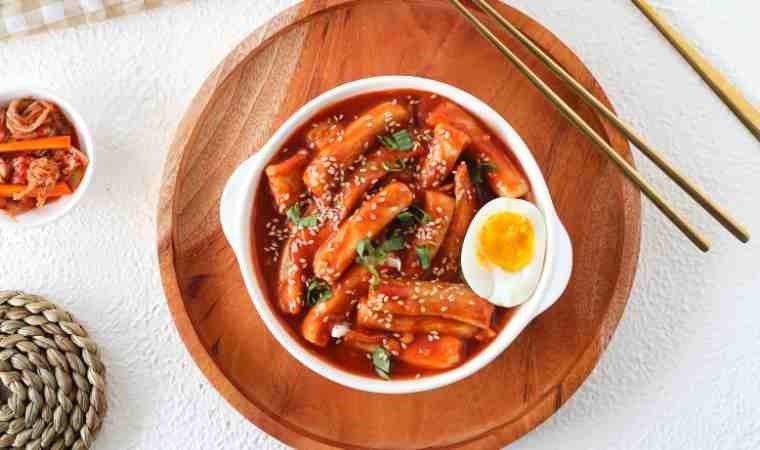 Kore mutfağının vazgeçilmez sokak lezzeti: Enfes Tteokbokki tarifi…