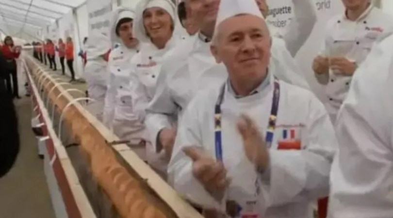 Fransa'da dünyanın en uzun baget ekmeği rekoru kırıldı