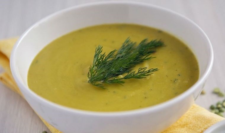 Soğuk havalarda içinizi ısıtacak pratik lezzet: Sütlü bezelye çorbası tarifi...
