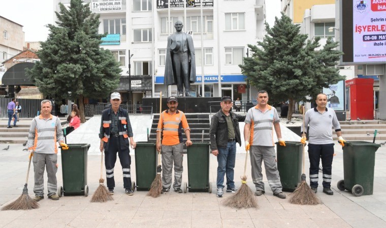 Aksaray'da '1 Mayıs' sosyal deneyi; ellerine süpürge alıp temizlik yaptılar