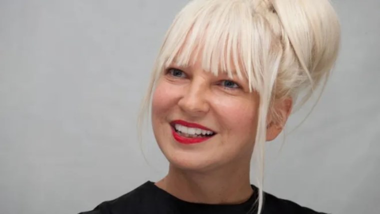 Geçen yıl evlenmişti: Ünlü şarkıcı Sia adını değiştiriyor!