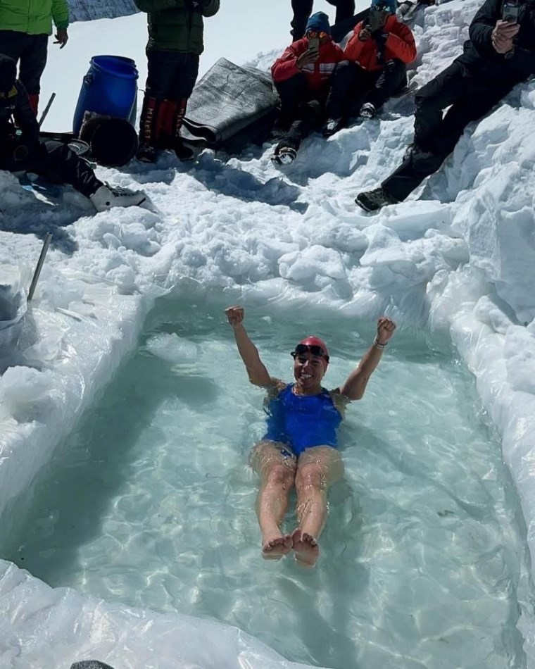 Everest'in zirvesinde 3 derecelik suya giren Türk sporcu dünya rekoru kırdı