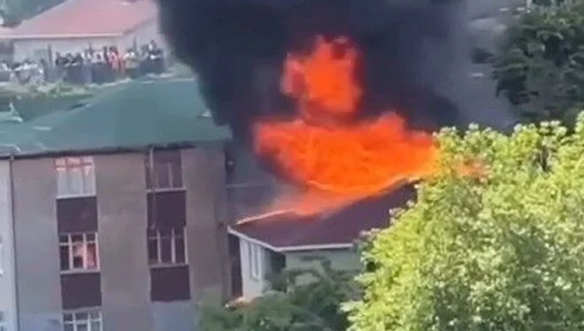 Gecekodu yangını yan apartman çatısına sıçradı