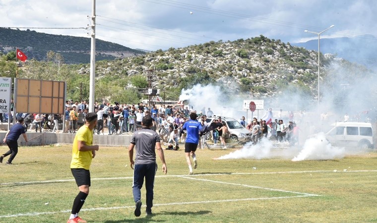 Futbol sahasında taşlı sopalı kavga: Maç başlamadan ertelendi!
