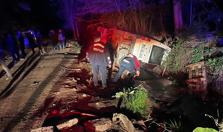 Erzincan’da tarım işçilerini taşıyan minibüs su kanalına devrildi: 6 yaralı