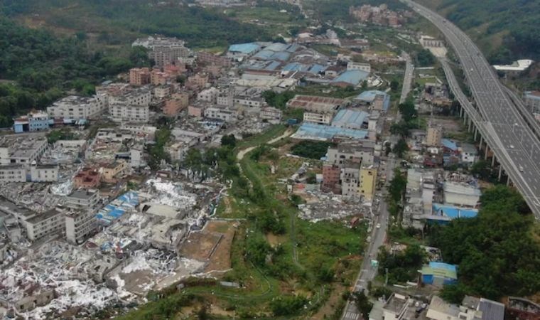 Şiddetli yağışlar Çin’i vurdu: Otoyol çöktü, can kaybı var!