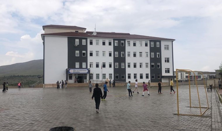 Okulda faciadan dönüldü: Alçıpan öğrencilerin üzerine çöktü!