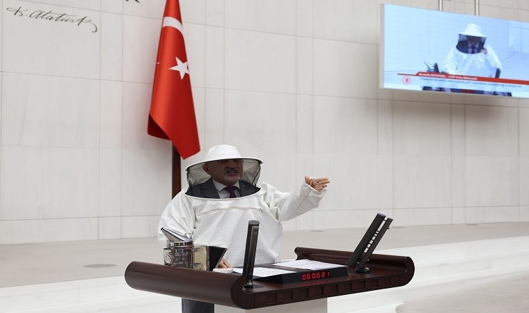 CHP’li Adıgüzel’den arıcı tulumlu tepki