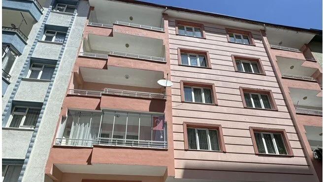 Metrelerce yükseklikten aracın tavanına düştü