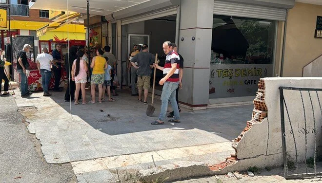 İzmir’de 16 Yaşındaki Ehliyetsiz Sürücünün Kaza Yaptığı Olayda 1’i Ağır 3 Kişi Yaralı