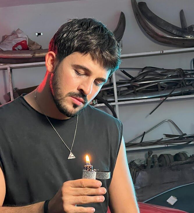 Şarkıcı Uğur Özçelik’in Minimalist Yöntemi: “Aşksız Kalma” ile Geleneklerin Ötesinde Bir Klip