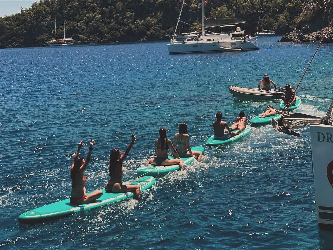 Sailors in Yellow Shorts: Yelkenli Teknelerde Unutulmaz Anlar Göcek’te Sizi Bekliyor
