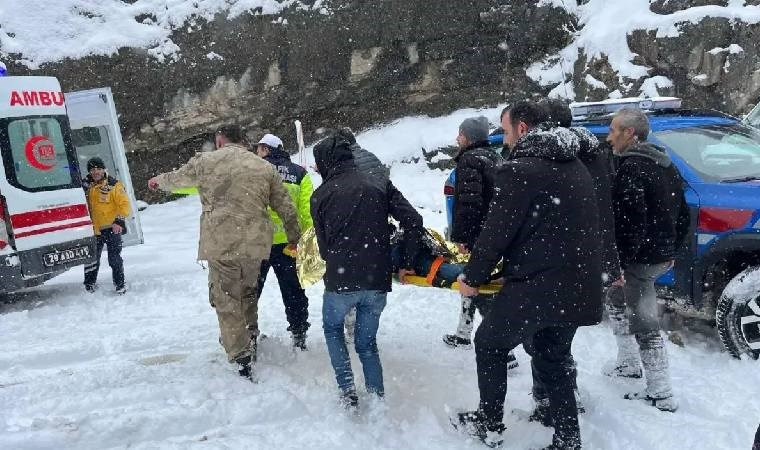 Tonya Karayolunda Kamyonet Dereye Yuvarlandı: 5 Yaralı