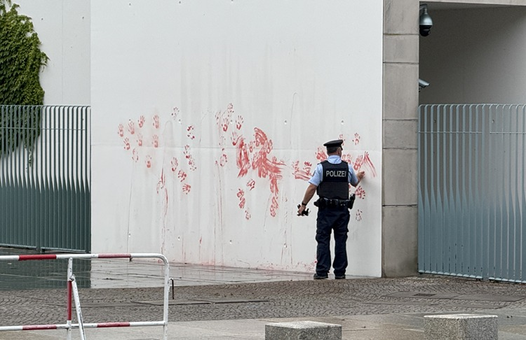 Almanya’da Filistin Destekçilerinden  Kırmızı Boya Eylemi
