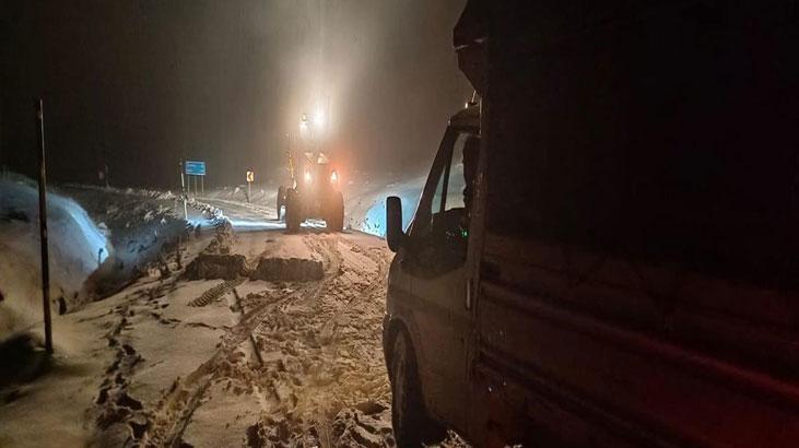 KAR VE TİPİ ULAŞIMI FELÇ ETTİ: 5 ARAÇTAKİ 13 KİŞİ SON ANDA KURTARILDI