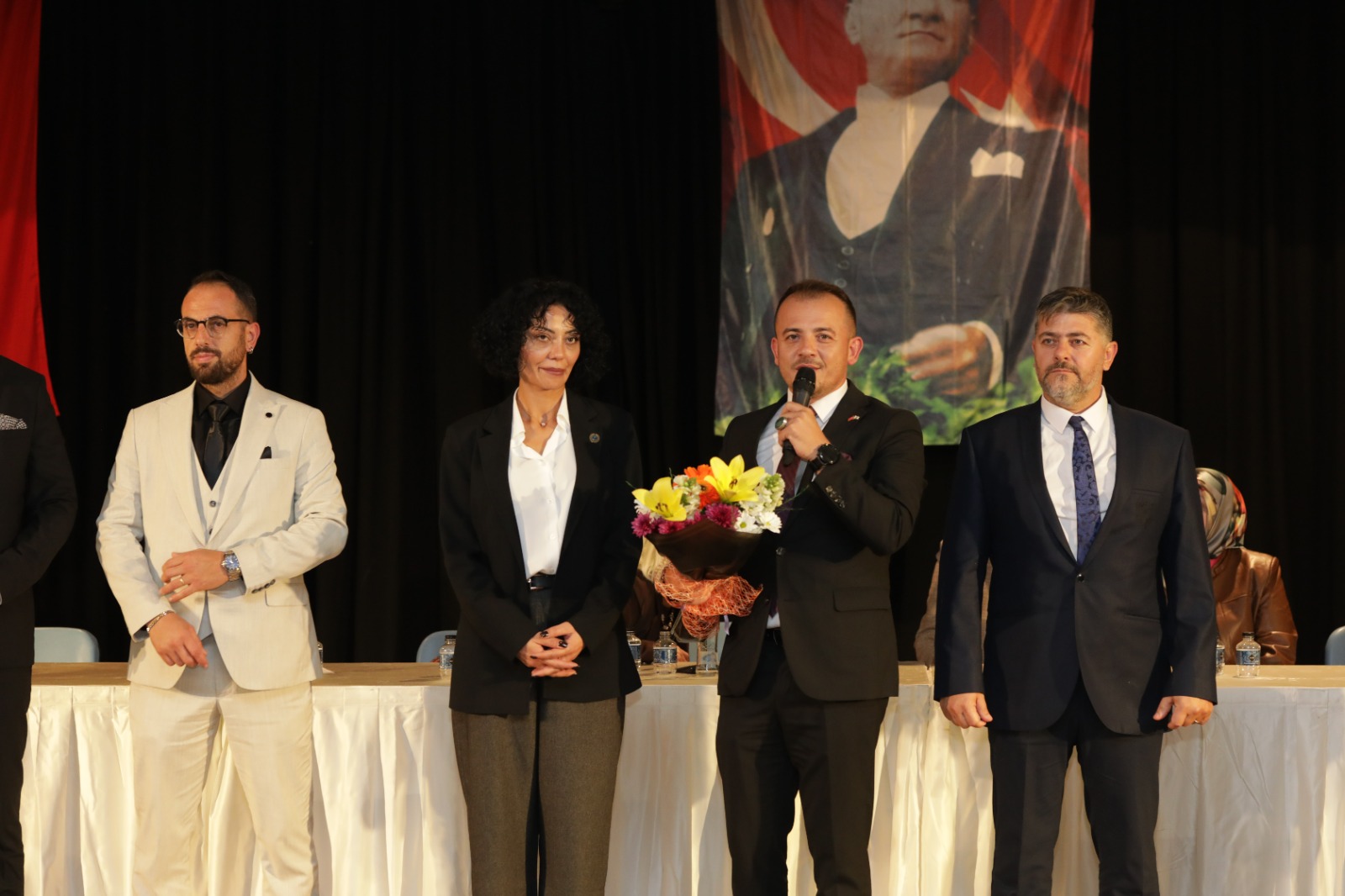 İİlker KARA İzmir’i Salladı: Gençler ve Kadınlar Sahnedeydi!