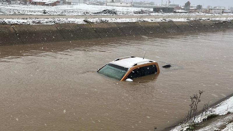 Su kanalına uçan otomobilin sürücüsü aranıyor